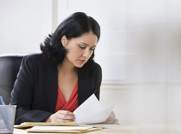 Frau arbeitet an Papierkram — Stockfoto