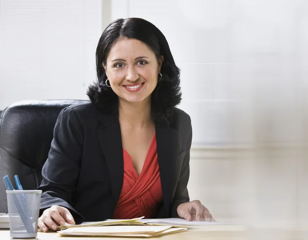 Femme au bureau — Photo