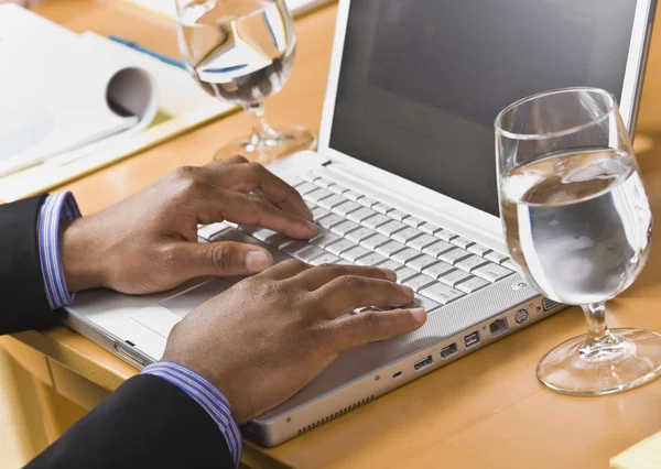 Afro-Amerikaanse mannelijke handen op laptop. — Stockfoto