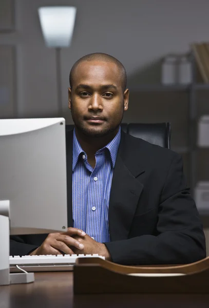 Man op computer — Stockfoto