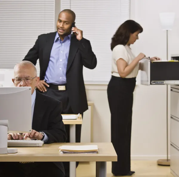 Empresa que trabalha no escritório — Fotografia de Stock