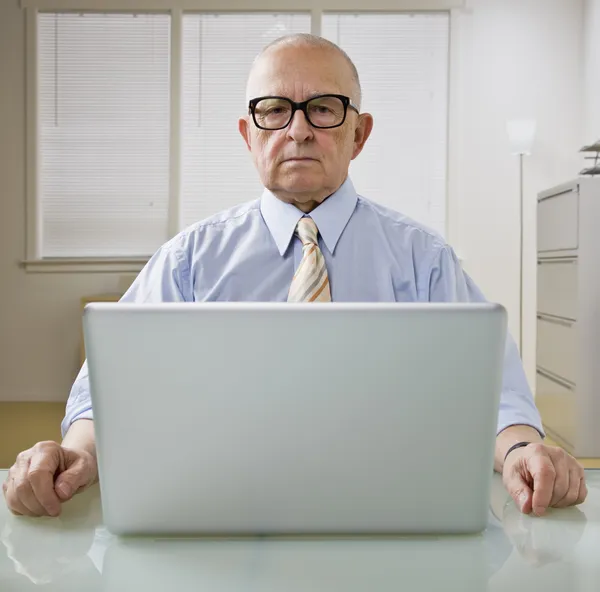 Homem no laptop — Fotografia de Stock