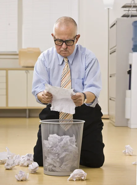 Senior man lezen van papier op vuilnis. — Stockfoto