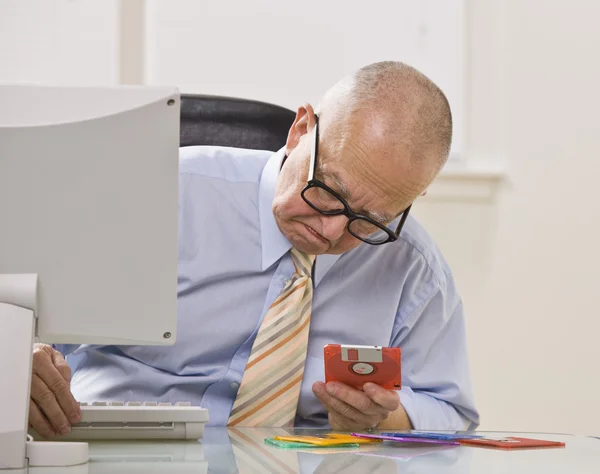 Hombre mirando disquetes — Foto de Stock