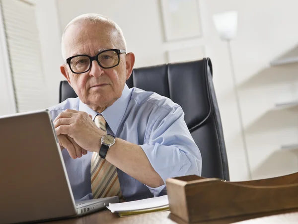 Äldre man på laptop — Stockfoto