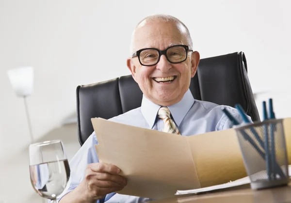 Ηλικιωμένοι επιχειρηματίας που είναι χαμογελώντας — Φωτογραφία Αρχείου