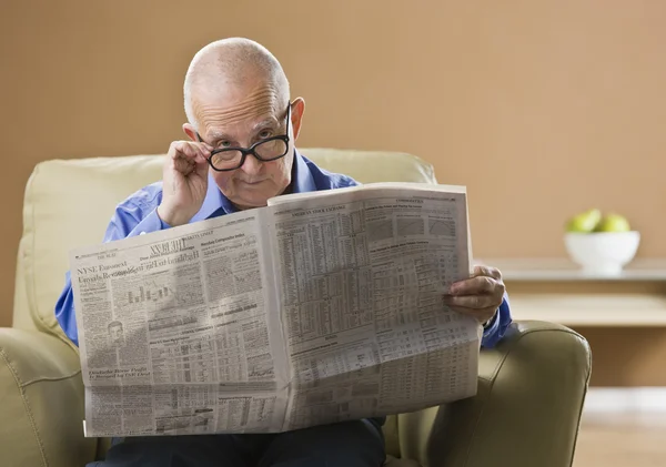 Idoso lendo jornal — Fotografia de Stock