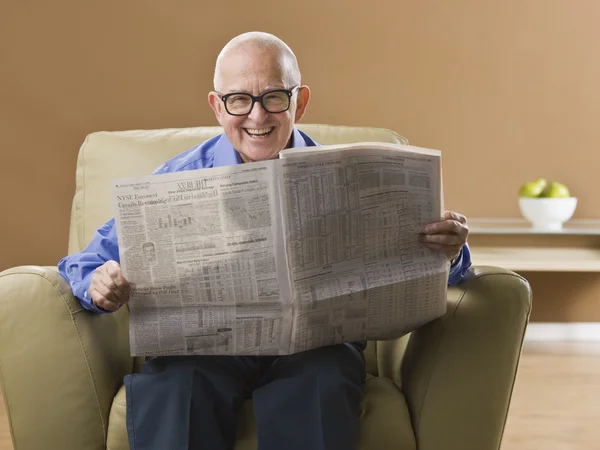 Älterer Mann liest Zeitung — Stockfoto