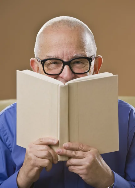 Mann liest Buch — Stockfoto