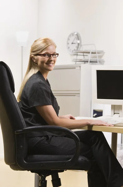 Vrouw op de computer — Stockfoto