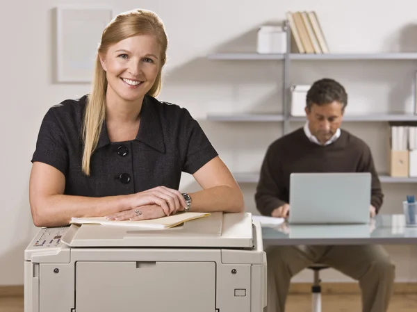 Uomo e donna che lavorano in ufficio — Foto Stock