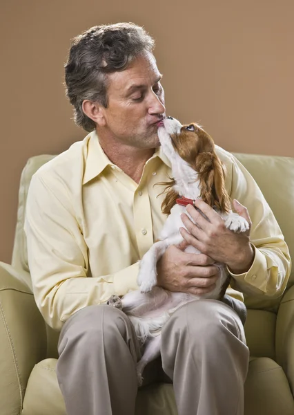 Homem atraente beijando cão . — Fotografia de Stock