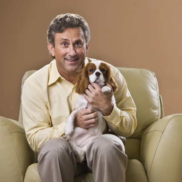 Hombre con cachorro —  Fotos de Stock