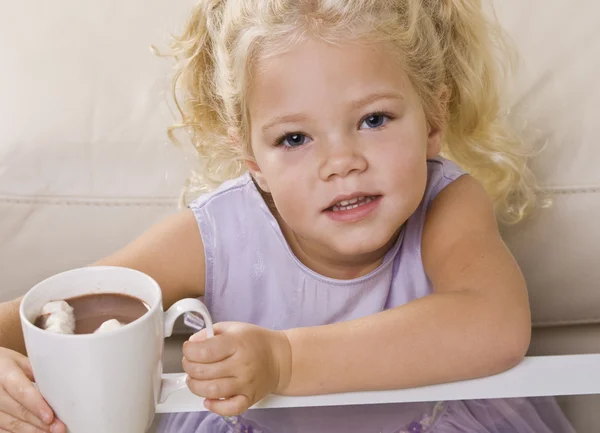 女の子のマグカップ ホット チョコレートを飲み — ストック写真