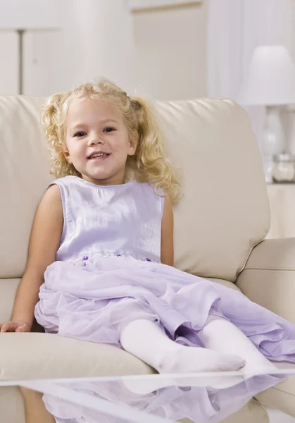 Mädchen sitzt auf Couch — Stockfoto