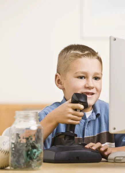 Menino jogar jogos de computador — Fotografia de Stock