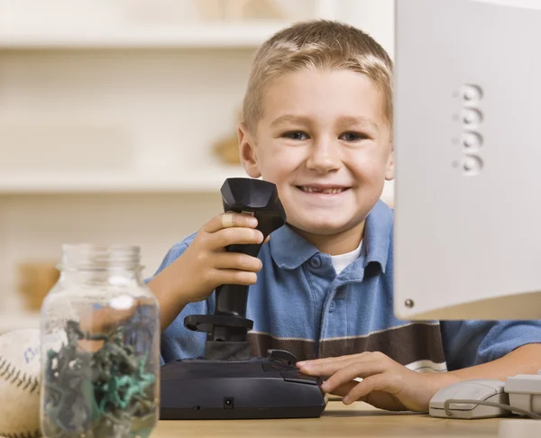 Jongen spelen van computerspelletjes — Stockfoto