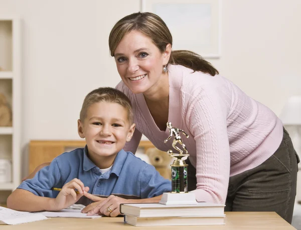 Donna aiutare figlio con i compiti — Foto Stock