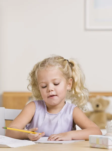 Schönes kleines Mädchen schreibt — Stockfoto