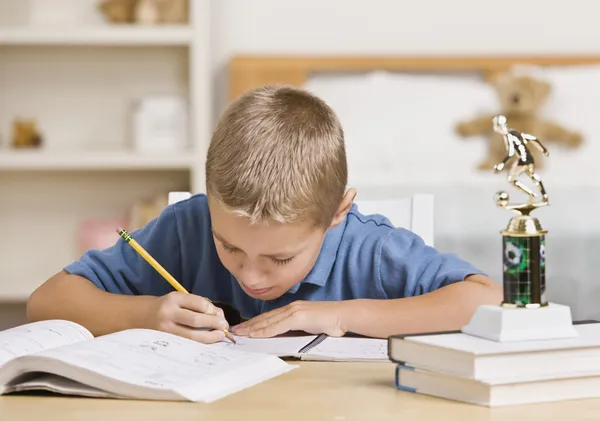 Junge macht Hausaufgaben — Stockfoto