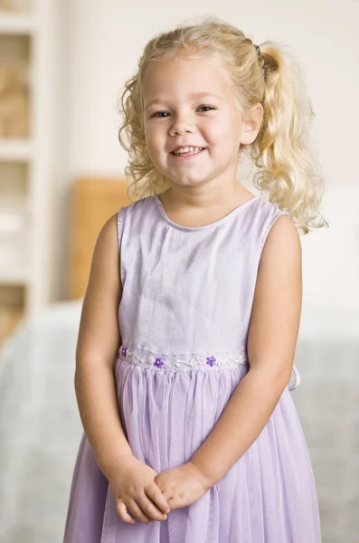 Menina sorrindo para a câmera — Fotografia de Stock