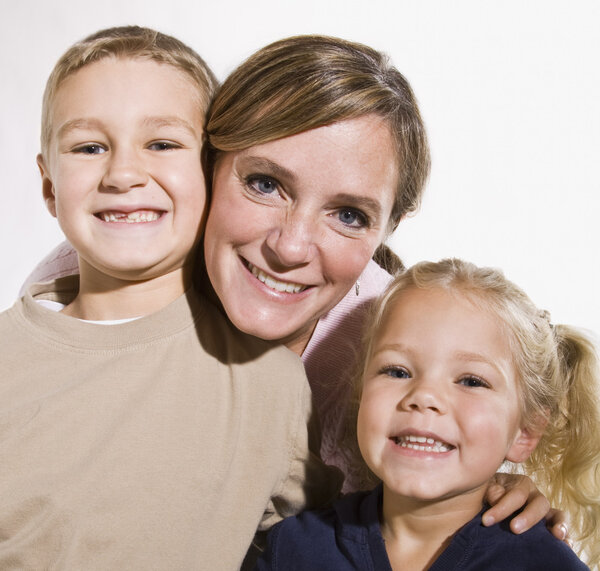 Мать и дети улыбаются в камеру
