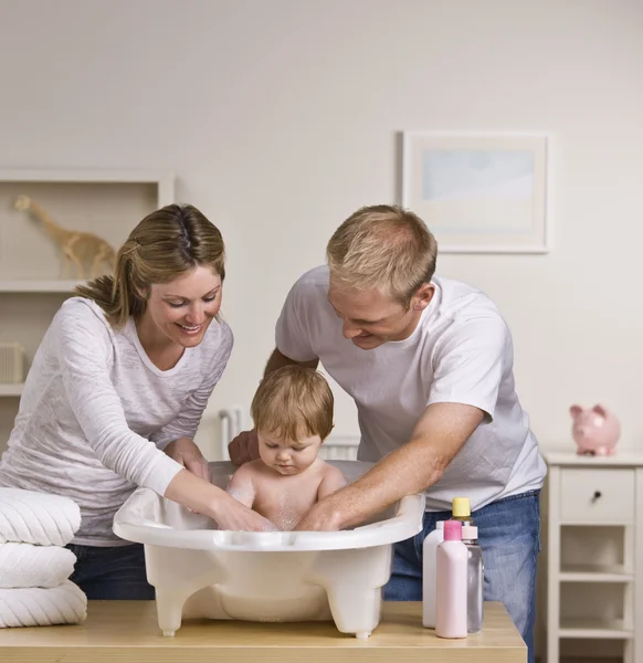 Glückliche Eltern baden Baby — Stockfoto