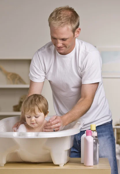 Babası vererek kızı banyo — Stok fotoğraf