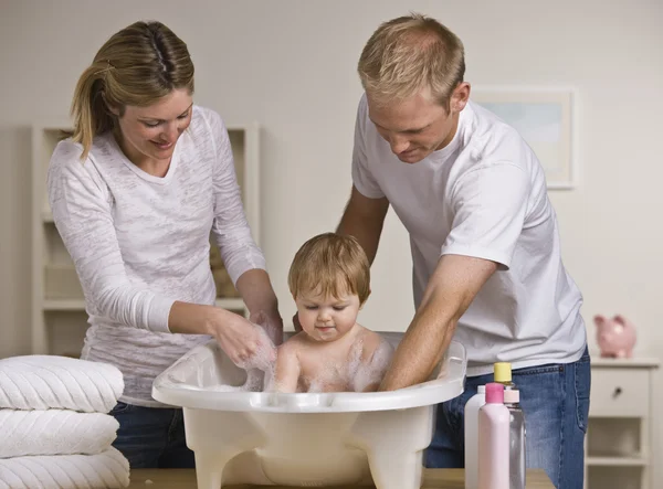 Padres bañando al niño —  Fotos de Stock