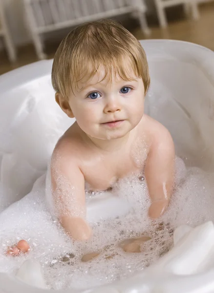 Bébé dans baignoire — Photo