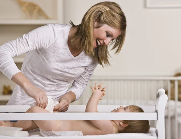 Mujer cambiando de bebé —  Fotos de Stock