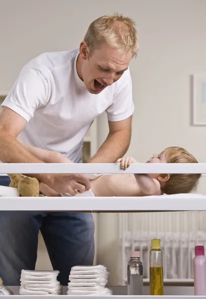 Father Changing Diapers — Stock Photo, Image