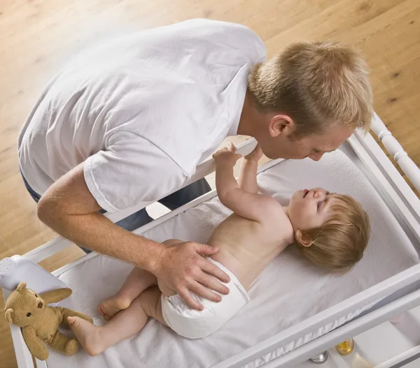 Hombre cambiando de bebé — Foto de Stock