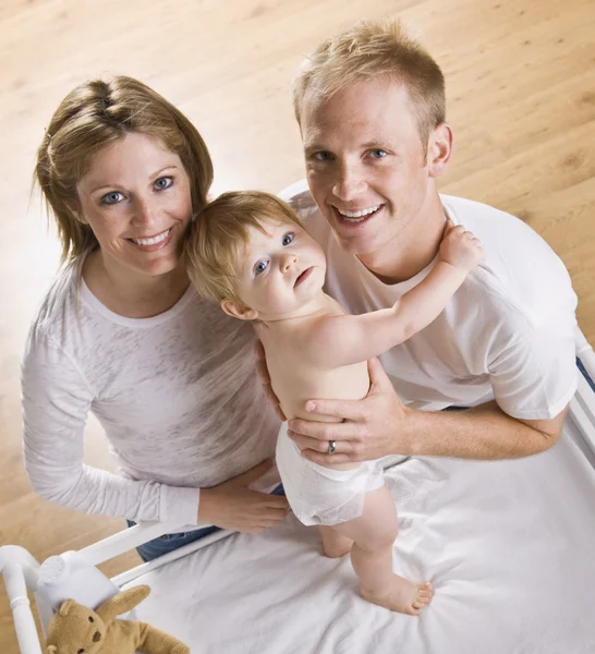 Casal com bebê em mudança de mesa — Fotografia de Stock