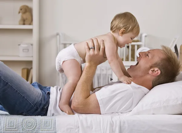 Baba holding kız