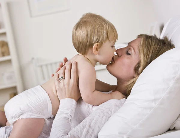 Mãe beijando bebê — Fotografia de Stock