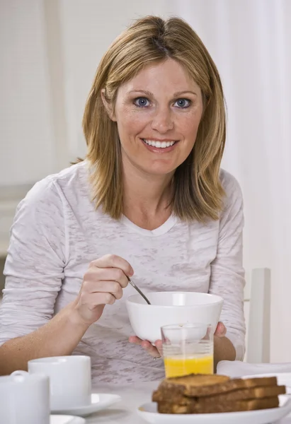 Vrouw eten ontbijt — Stockfoto