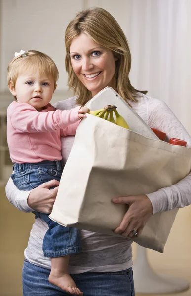 Mãe Segurando Filha e Mercearia — Fotografia de Stock