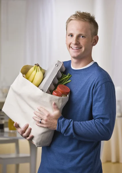 Hombre sosteniendo comestibles — Foto de Stock