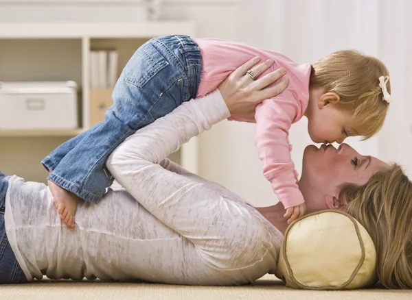 Mulher segurando filha — Fotografia de Stock