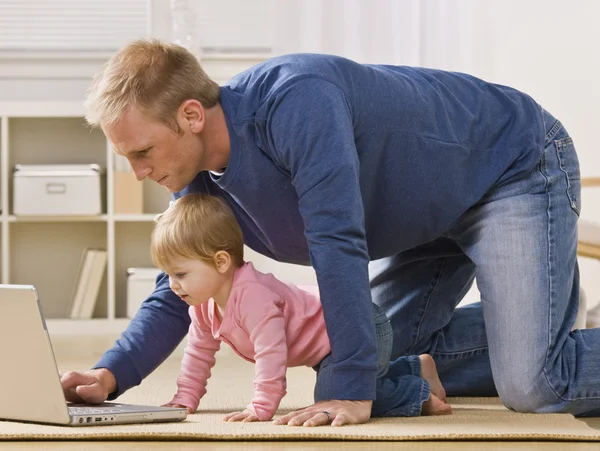 Far och dotter med laptop — Stockfoto