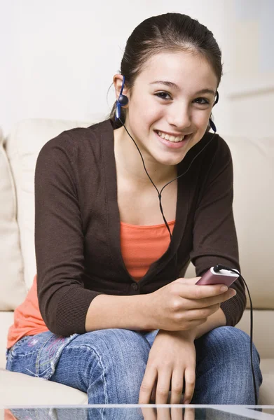 Leende tonåring lyssna på musik — Stockfoto