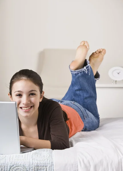 Adolescente sorridente no laptop — Fotografia de Stock