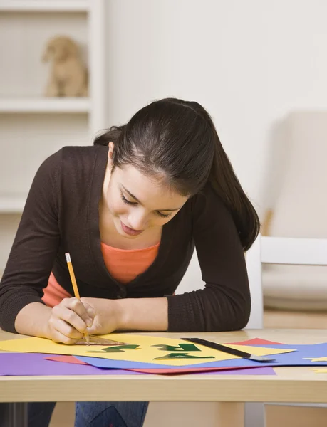 Ragazza che lavora al progetto — Foto Stock