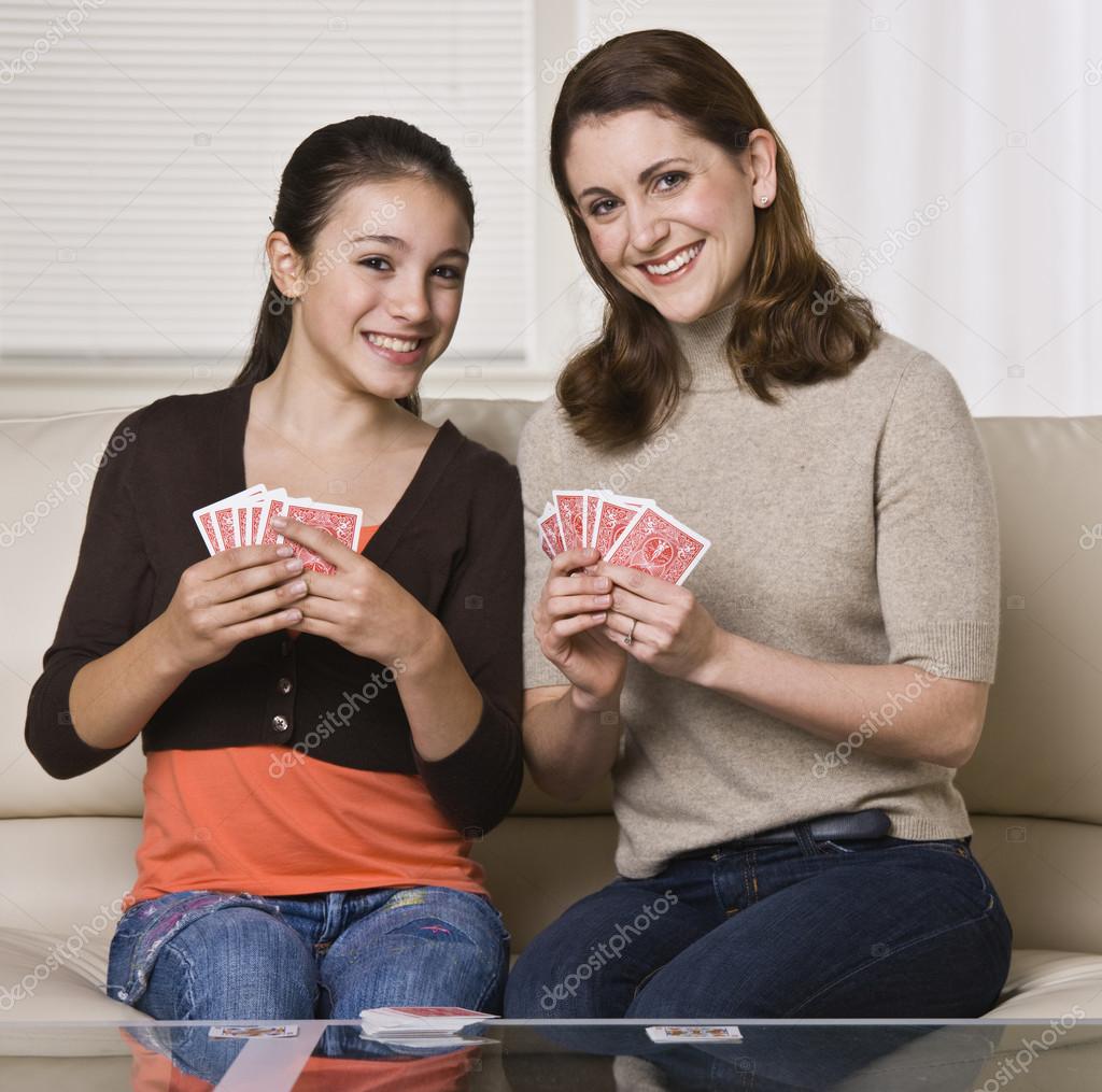 девушки играют в карты на желание