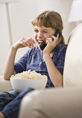 cep telefonuyla konuşurken kız