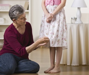 Büyükanne Hemming kızın etek