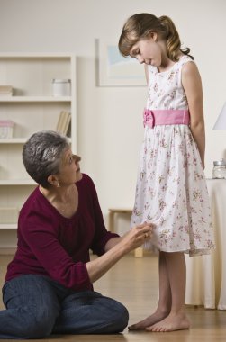 Büyükanne Hemming torunu'nın elbise