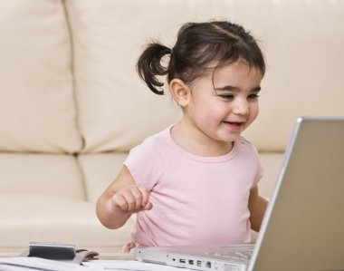 dizüstü bilgisayar ile mutlu bebek