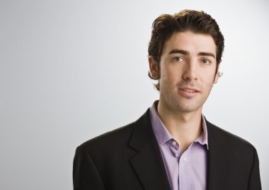 İş adamı kameraya bakıyor